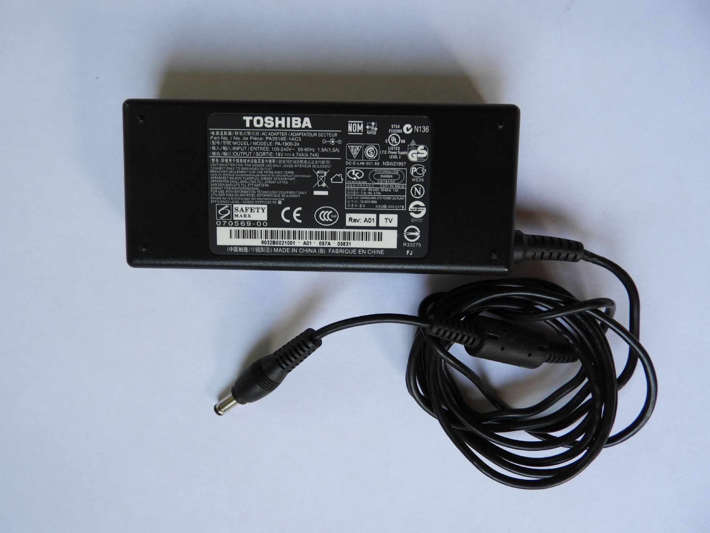 90W Napájecí adaptér Zdroj Toshiba 19V 4.74A